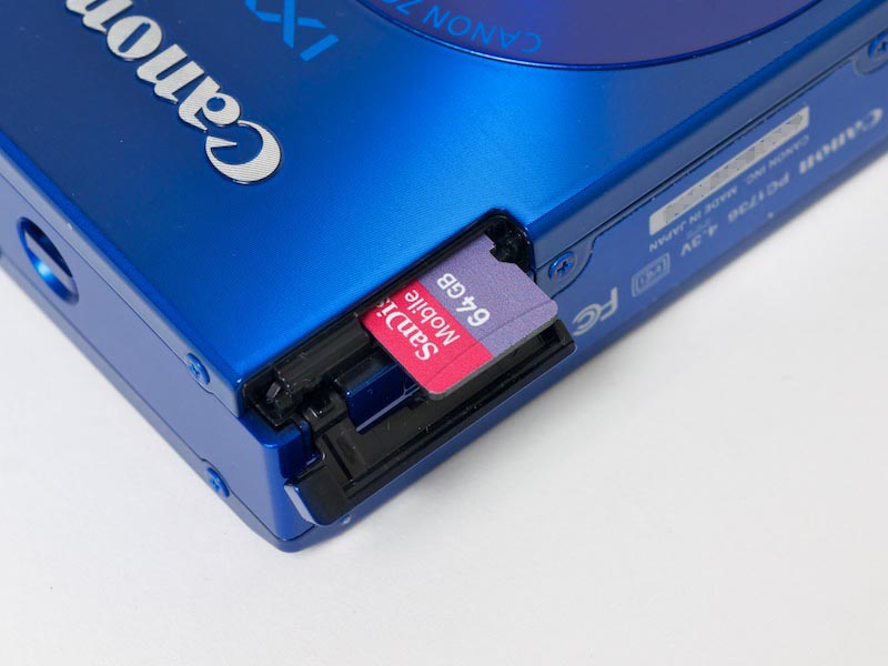 <b>現在唯一のmicroSDXCカード、サンディスクの「モバイルウルトラmicroSDXC UHS-Iカード64GB」を装着。問題なく使用できた</b>