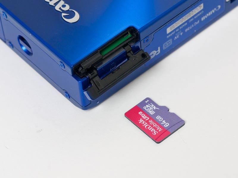 <b>現在唯一のmicroSDXCカード、サンディスクの「モバイルウルトラmicroSDXC UHS-Iカード64GB」を装着。問題なく使用できた</b>