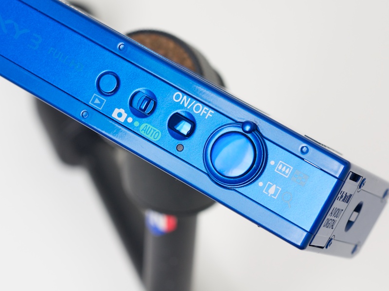 <b>上面操作部はシンプル。ズームレバーもボディと同色だ</b>