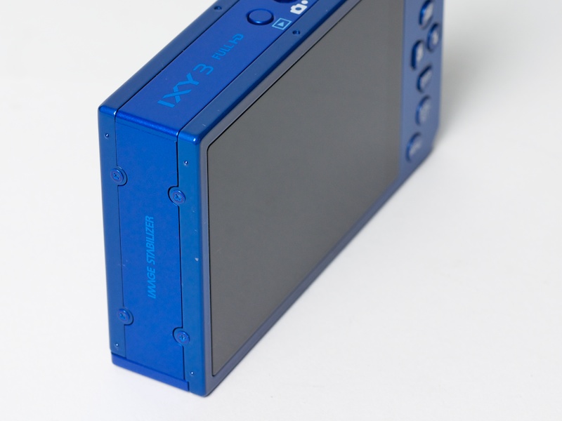 <b>すっきりした背面。液晶モニターと本体の段差がほとんどない</b>