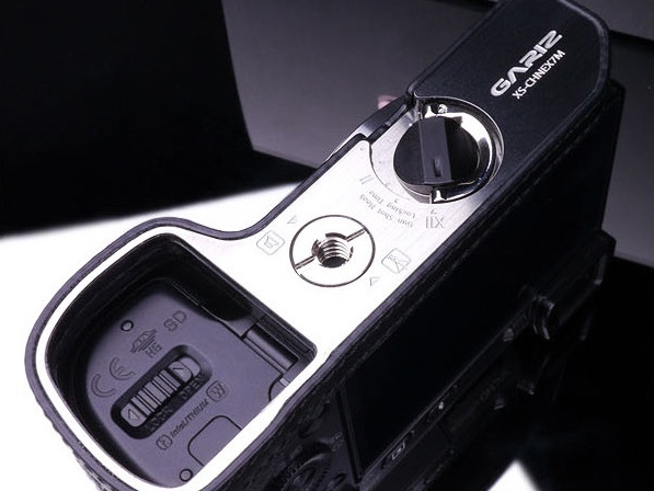 <b>装着したまま各スロットにアクセス可能</b>