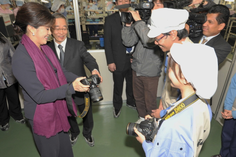 <b>仙台ニコンで生産する「D4」を操作するインラック首相</b>