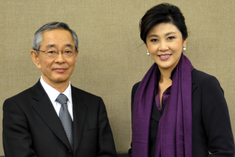 <b>タイ王国のインラック首相（右）とニコンの木村社長（左）</b>