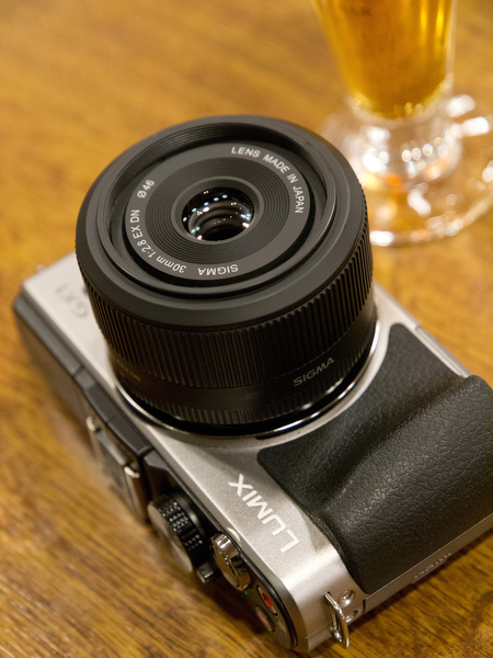 <b>LUMIX DMC-GX1に装着。マイクロフォーサーズマウント用の発売は2月24日。価格は2万5,200円。Eマウント用の発売時期は未定</b>