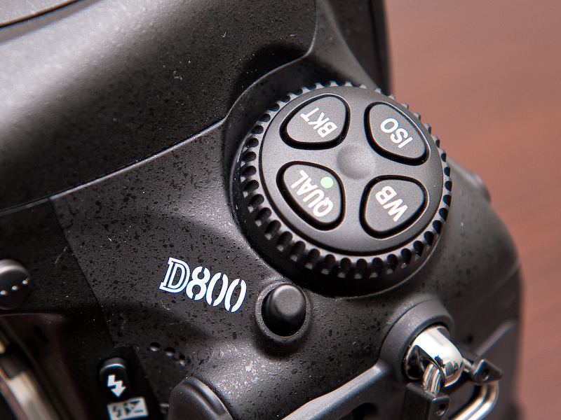 <b>上部にブラケットボタンを新設</b>