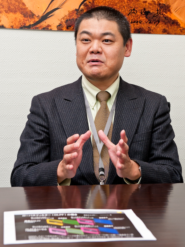 <b>画像処理関係を担当した武下哲也氏。「ピクチャーコントロールを採用しており、色再現性は従来機をほぼ継承しています。これまでニコンの機材をお使いのお客様であれば、使い慣れた色で撮影ができます」</b>