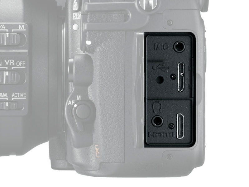 <b>USB 3.0端子をデジタルカメラで初めて採用</b>