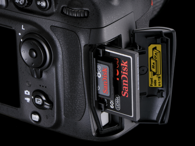 <b>記録メディアスロットはCFとSDメモリーカードに対応</b>