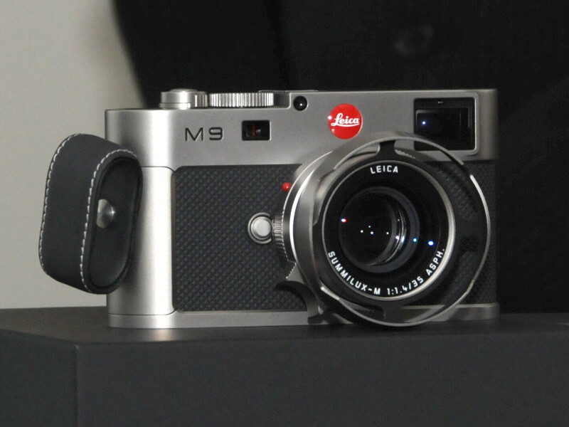 <b>ライカM9チタン。M9をベースにフォルクスワーゲンのカーデザイナーによるデザインを採用したモデル。価格は238万円で世界500台限定</b>