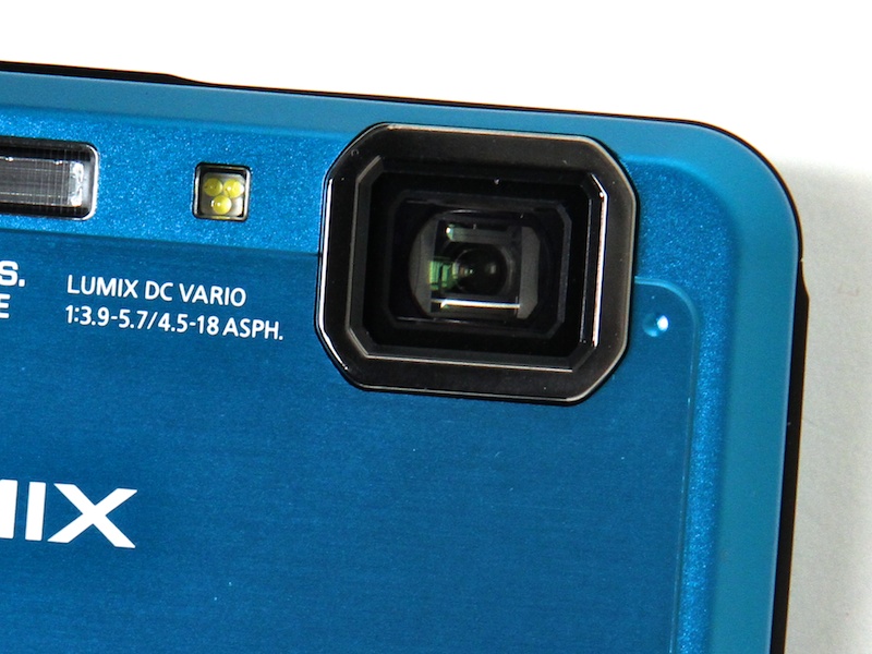 <b>レンズは屈曲光学系の25-100mm相当（35mm判換算）F3.9-5.7の光学4倍ズーム</b>