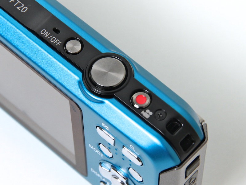 <b>シャッターボタン周り。動画ボタンは上面に存在する</b>