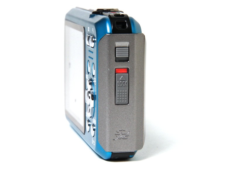 <b>バッテリーおよび記録メディア室のロックは、流行のダブルロックを採用</b>