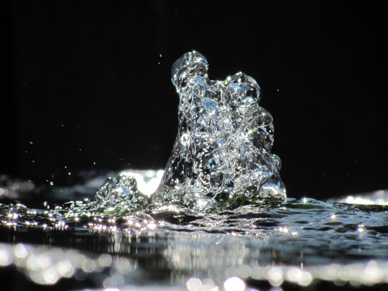 <b>作品の一例。鹿児島県鹿児島市立川上小学校5年生の作品「水のダイヤモンド」</b>