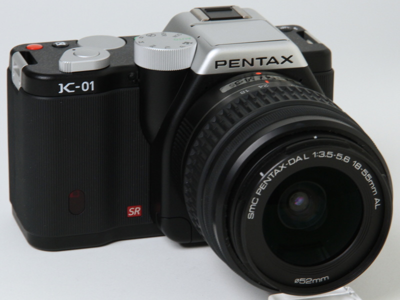 <b>ズームレンズキットの「smc PENTAX-DA L 18-55mm F3.5-5.6 AL」を取り付けたところ</b>