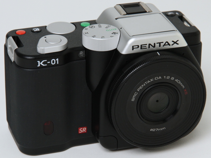 <b>smc PENTAX-DA 40mm F2.8 XSを装着したところ</b>