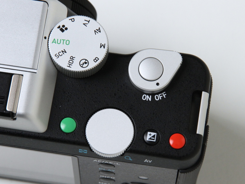 <b>上面右手側。ダイヤルや電源レバーはひんやりとした質感</b>