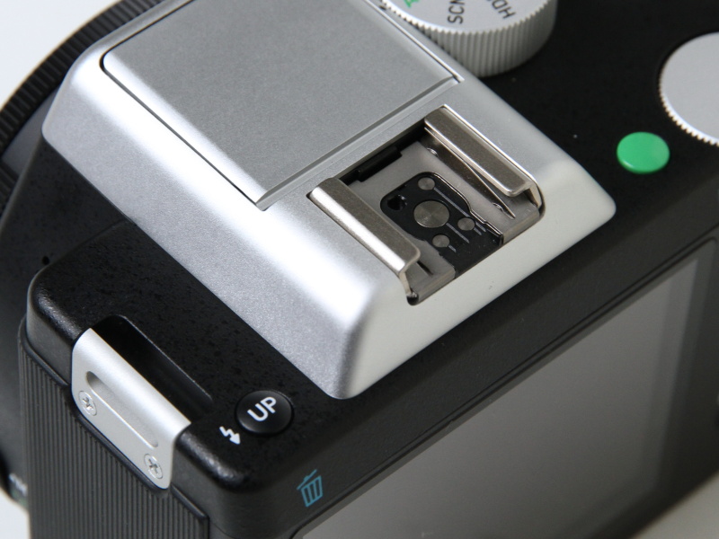 <b>上面左手側。ホットシューを備える</b>