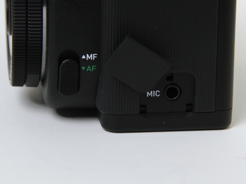 <b>マイク端子も備える</b>