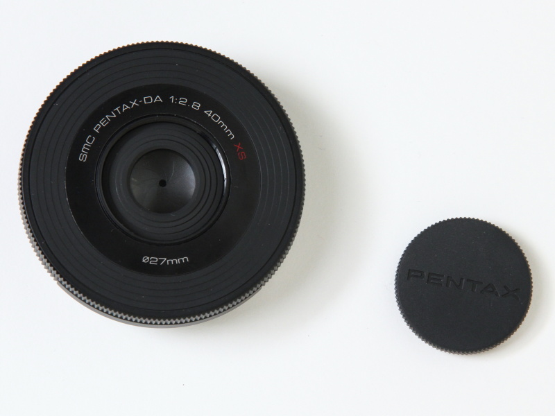 <b>smc PENTAX-DA 40mm F2.8 XSとレンズキャップ（右）</b>