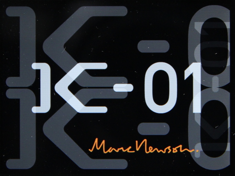 <b>電源オフ時に機種名ロゴとマーク・ニューソンのロゴが表示される</b>