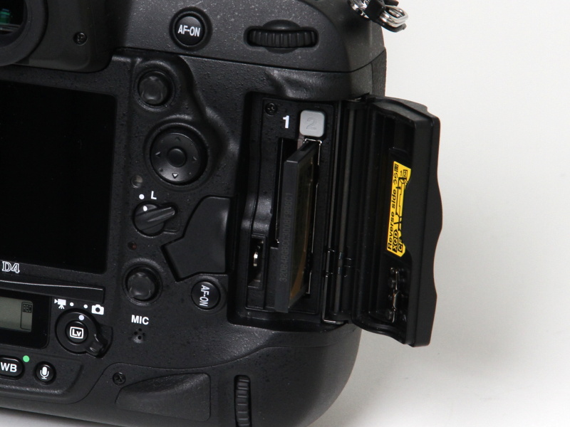 <b>CFとXQDのダブルスロットを搭載する</b>