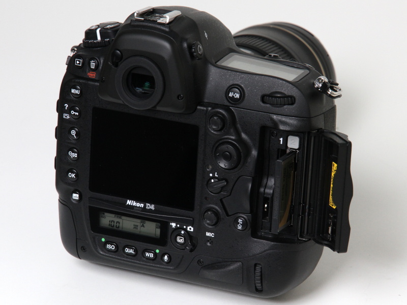 <b>CFとXQDのダブルスロットを搭載する</b>