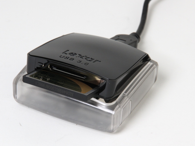 <b>パソコンへの接続はレキサーのCF/SDデュアルスロットUSB3.0カードリーダーを用いた。こちらも1,000倍速CFの転送速度を活かすアイテムだ。発売時期・価格は未定</b>