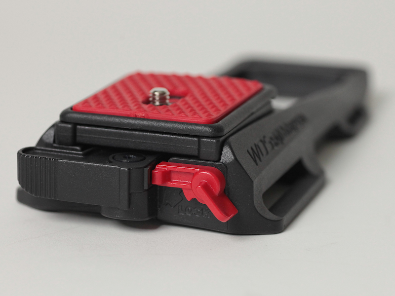 <b>黒い着脱レバーをロックするための赤いレバーも備えている</b>