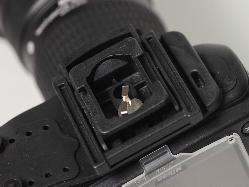 <b>カメラに取り付ける際には、赤いラバーの部品を外してコインなどでネジを回す</b>