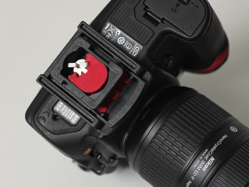 <b>カメラネジを固定したら、ネジが緩まないように赤いラバーパーツを装着する</b>