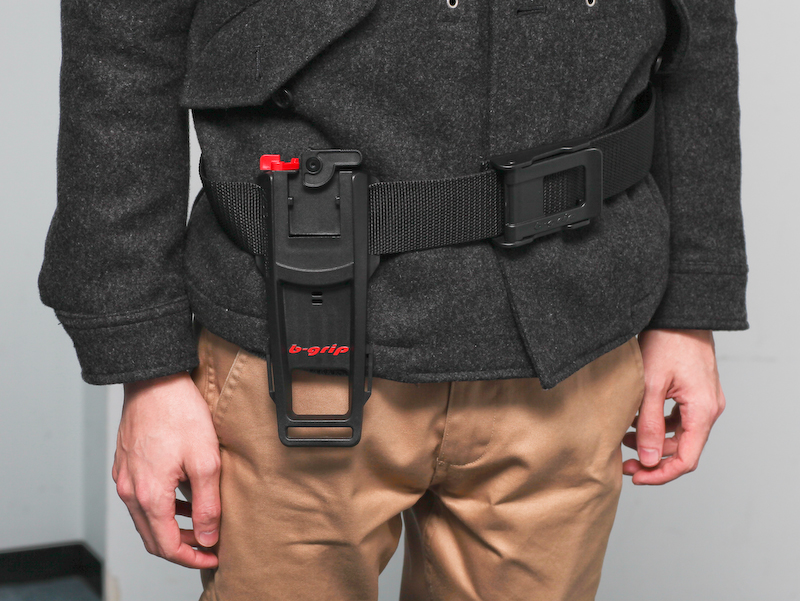<b>b-grip EVO Camera Belt Holderを装着したところ</b>