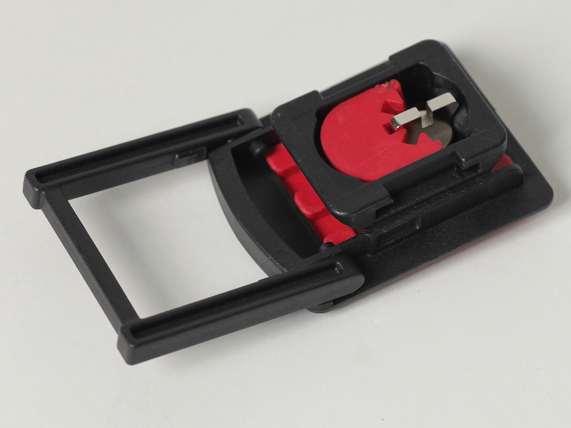 <b>クイックリリースプレートにはスタンドになる支えが組み込まれている</b>