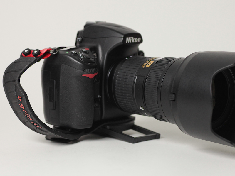 <b>HandStrapをD700に装着したところ</b>