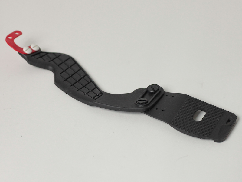 <b>手の甲に当たる部分には滑り止めのパターンが刻んである</b>