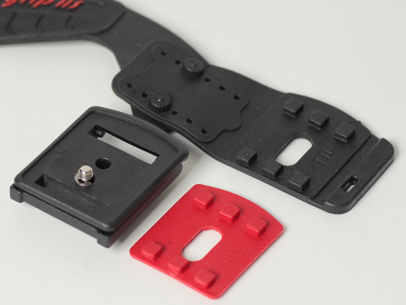 <b>取り付けは、b-grip EVO Camera Belt Holderに最初から着いている赤いラバーを外して付け替える</b>