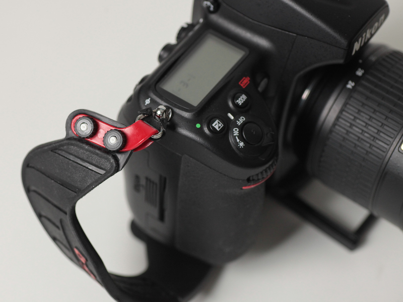 <b>樹脂性の赤いパーツで三角環を挟んで固定するという変わった方式を採用。使っていて緩むようなことは無かった</b>