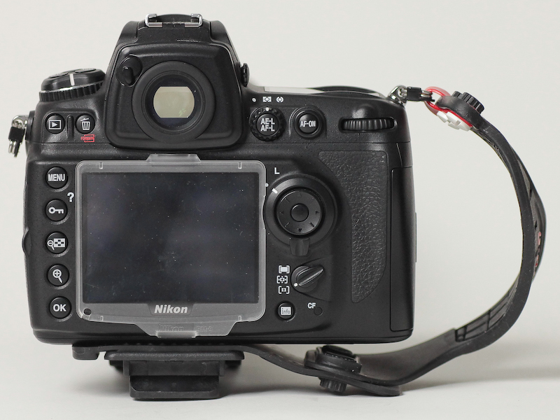 <b>樹脂性の赤いパーツで三角環を挟んで固定するという変わった方式を採用。使っていて緩むようなことは無かった</b>