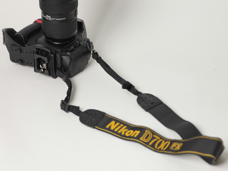 <b>HandStrap使用時でも写真のようにネックストラップを併用可能</b>