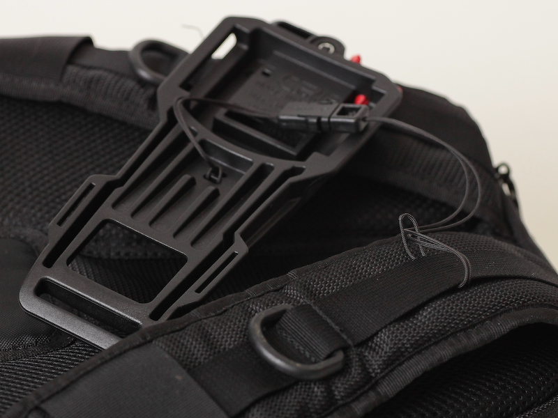 <b>ホルダーの落下防止紐も付いているので、あらかじめホルダーとバックパックを繋いでおく</b>