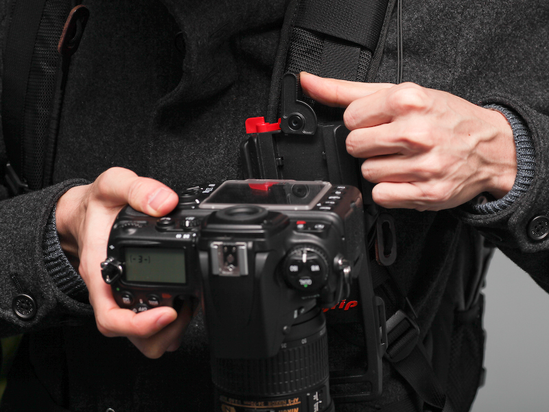 <b>カメラを着脱しているところ</b>