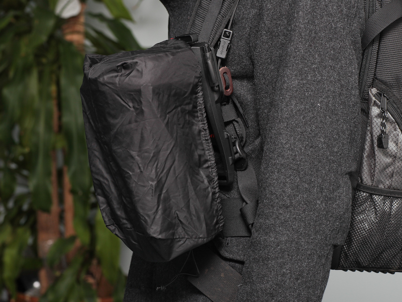 <b>付属のレインカバーはD700+AF-S NIKKOR 24-70mm F2.8 G ED（フード付）がちょうど収まる大きさ</b>