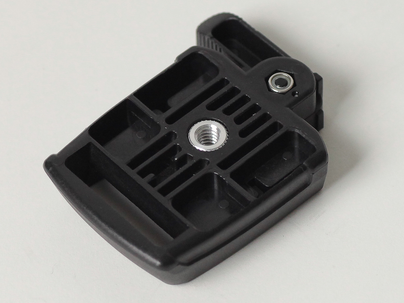 <b>背面にカメラネジを備える</b>