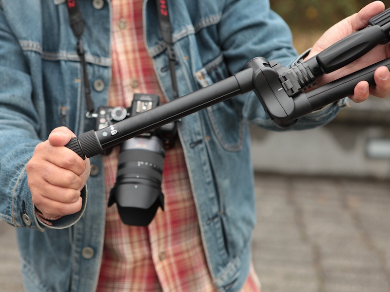 <b>畳まれた脚を元の角度に戻して……</b>