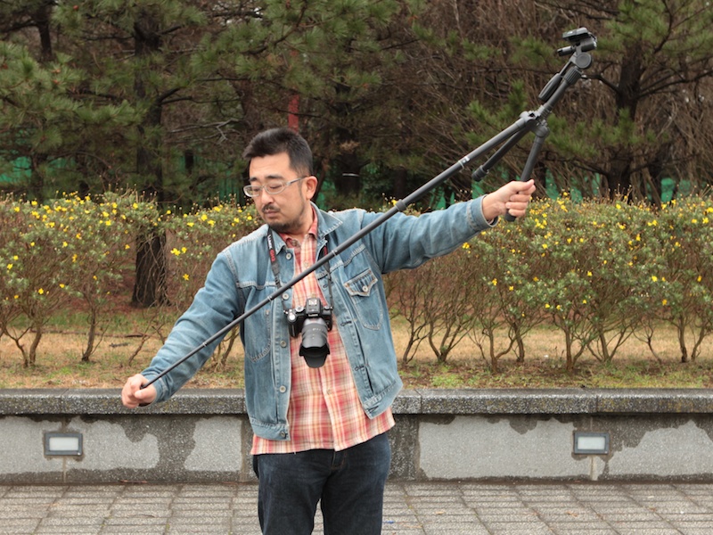 <b>三本の脚を伸ばすと……</b>