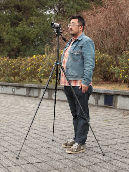 <b>私の身長は170cm。ウルトレック45Lにカメラを固定してエレベーターを上げると、カメラを構えたときのアイレベル（目線の高さ）と同じにすることができる</b>