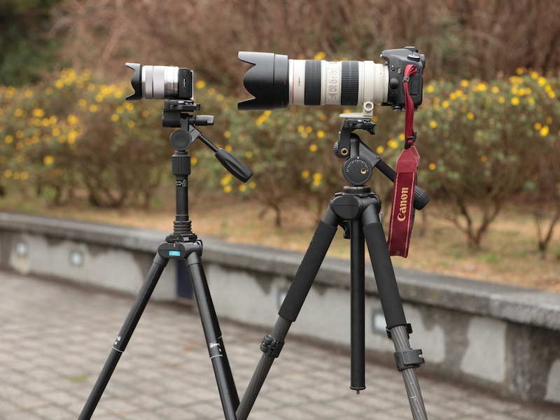 <b>重量級の機材（右の例）を載せるなら、三脚も脚が太くて重い方が安心だ</b>