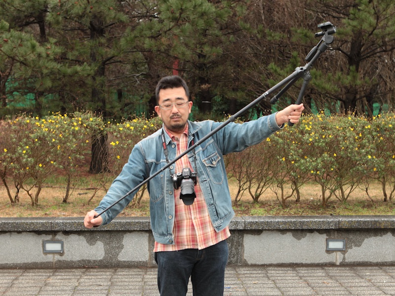 <b>ウルトレック45Lのセッティング。収納してある脚を180度回転させ、脚を伸ばせるように開き、ロータリーハブでロックする</b>