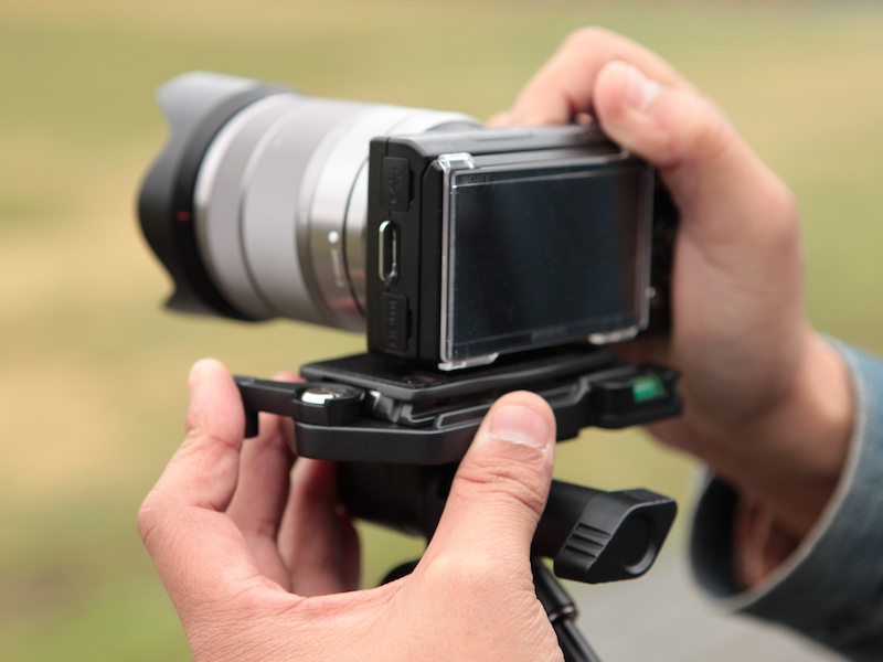 <b>雲台にカメラを装着</b>