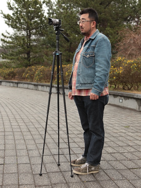 <b>なるべくなら避けたい三脚のセッティング。脚をすぼめるとバランスが悪く、風やはずみなどで倒れる原因につながるだけではなくカメラブレも起こしやすい</b>