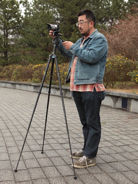 <b>これも×。センターポールが傾いていると、倒れる原因になったり、カメラブレも起こしやすい</b>